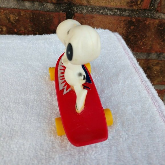 RARE VINTAGE Snoopy on Skateboard Copyright 1956.Signed on Bottom - Picture 3 of 10